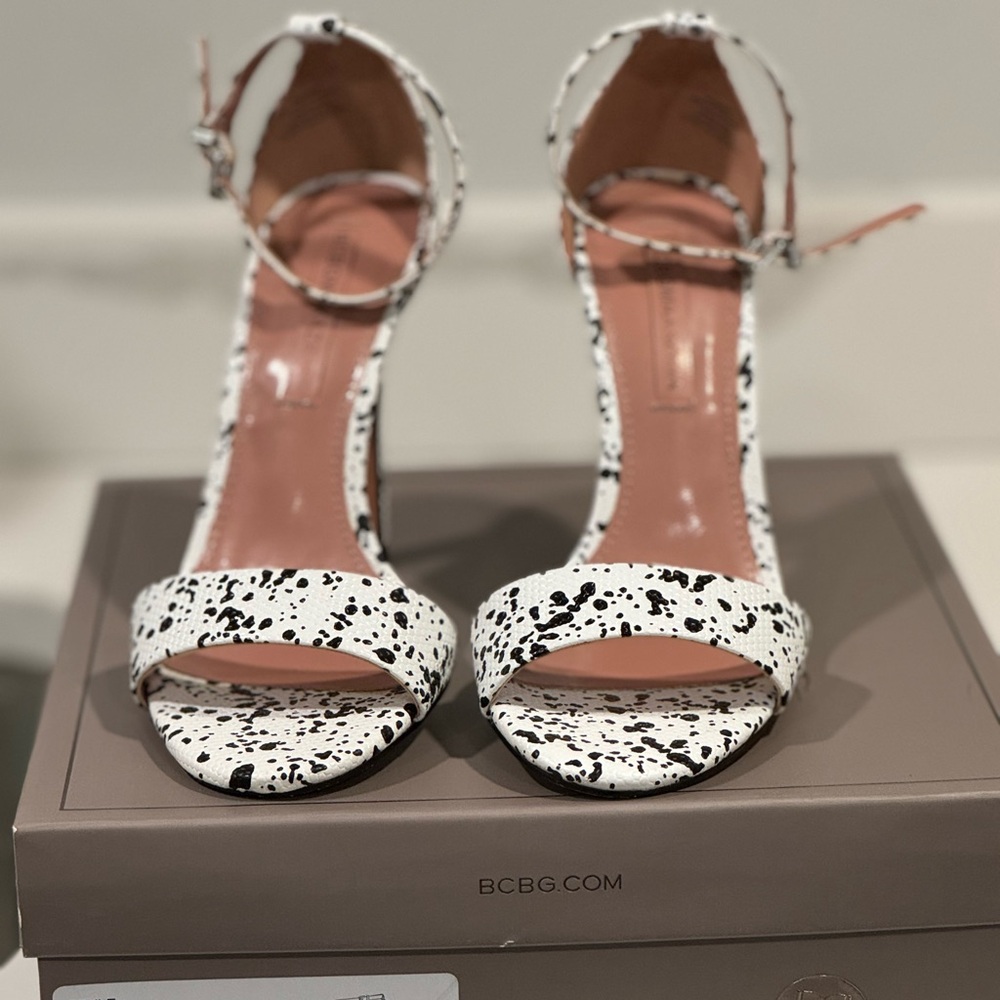 BCBG Ellettra Sandal. Size 7 Blk/Wht
